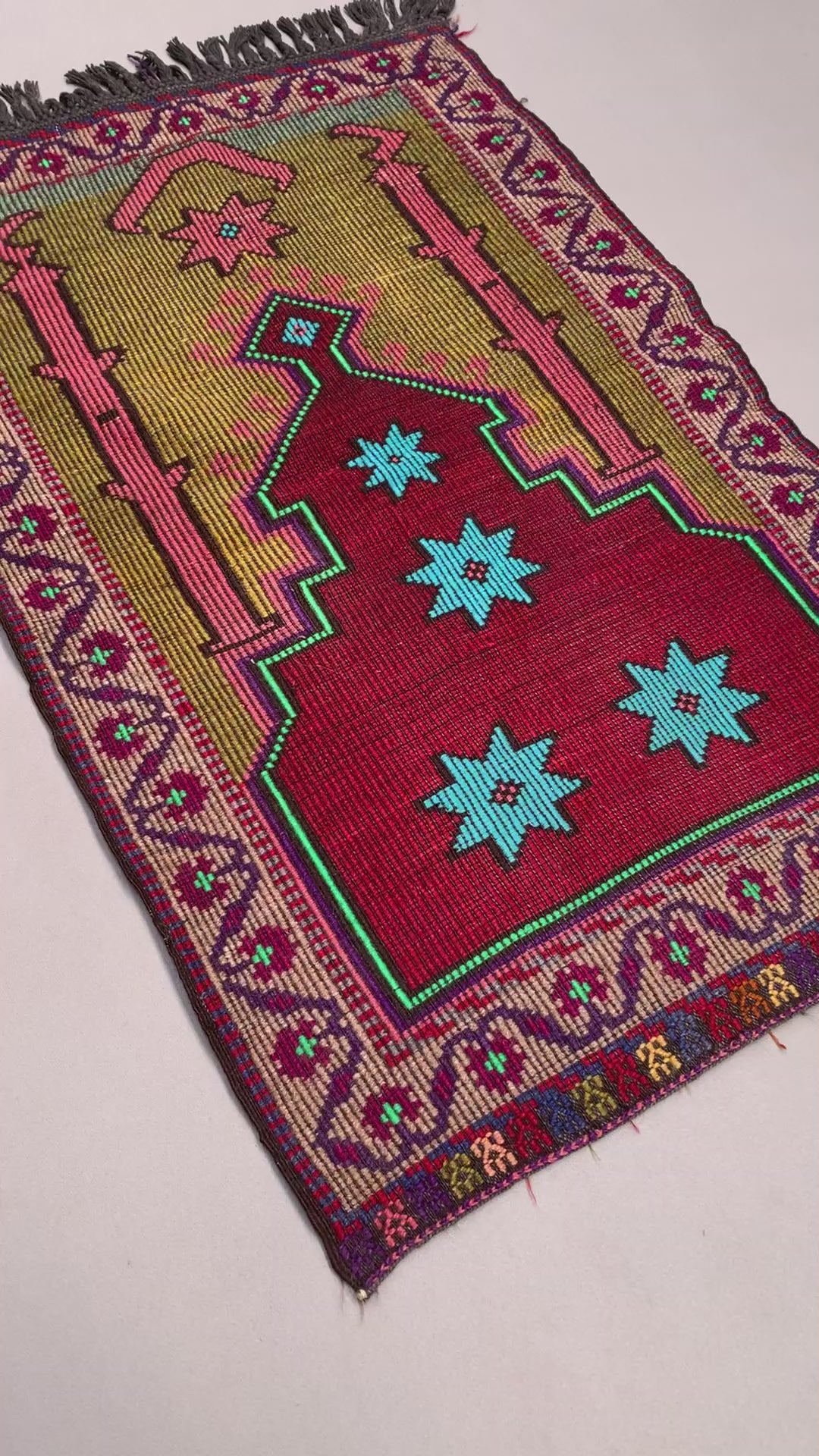 Load video: Small Vintage Turkish Kilim Rug 130x83 cm Wool Kelim