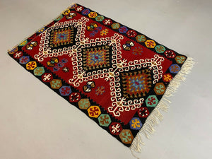 Small Vintage Turkish Kilim 145x103 cm Wool Kelim Rug Red Black Pink Blue green