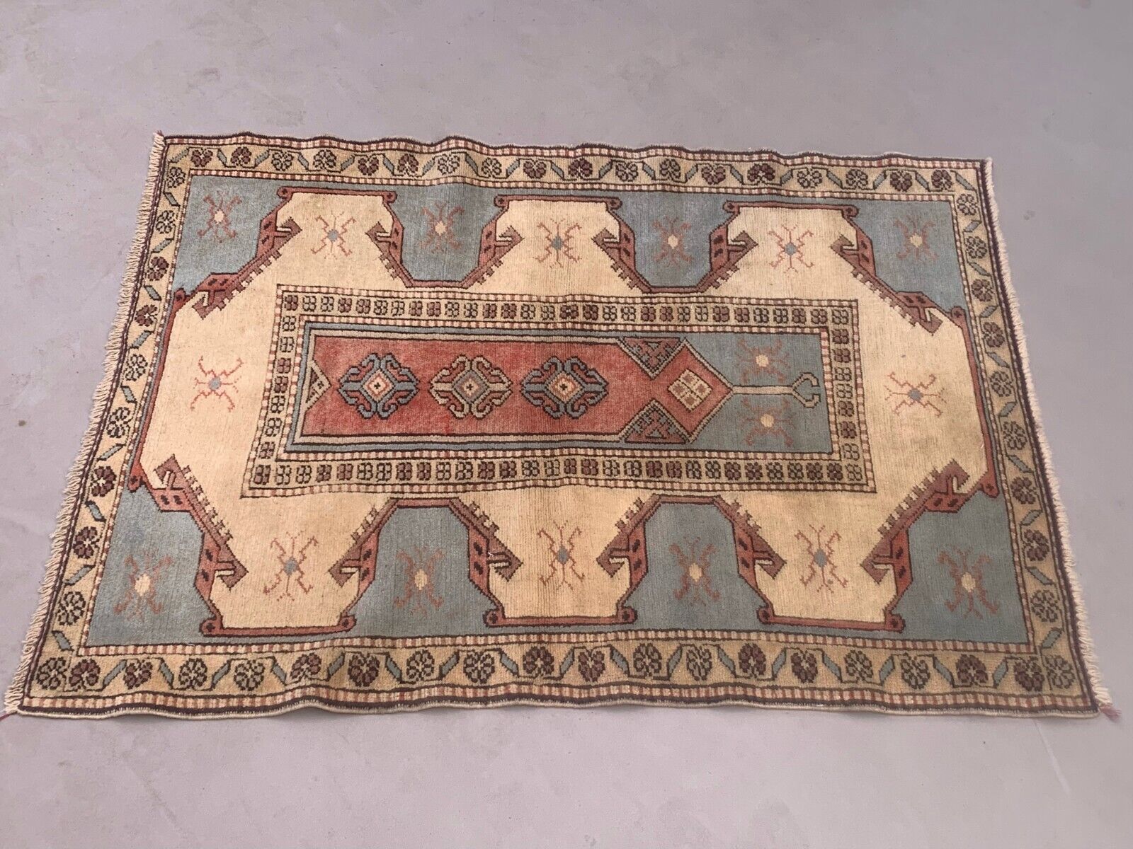 Old Turkish Small Milas Rug 132x94 cm old vintage carpet Ushak Pink Beige Blue