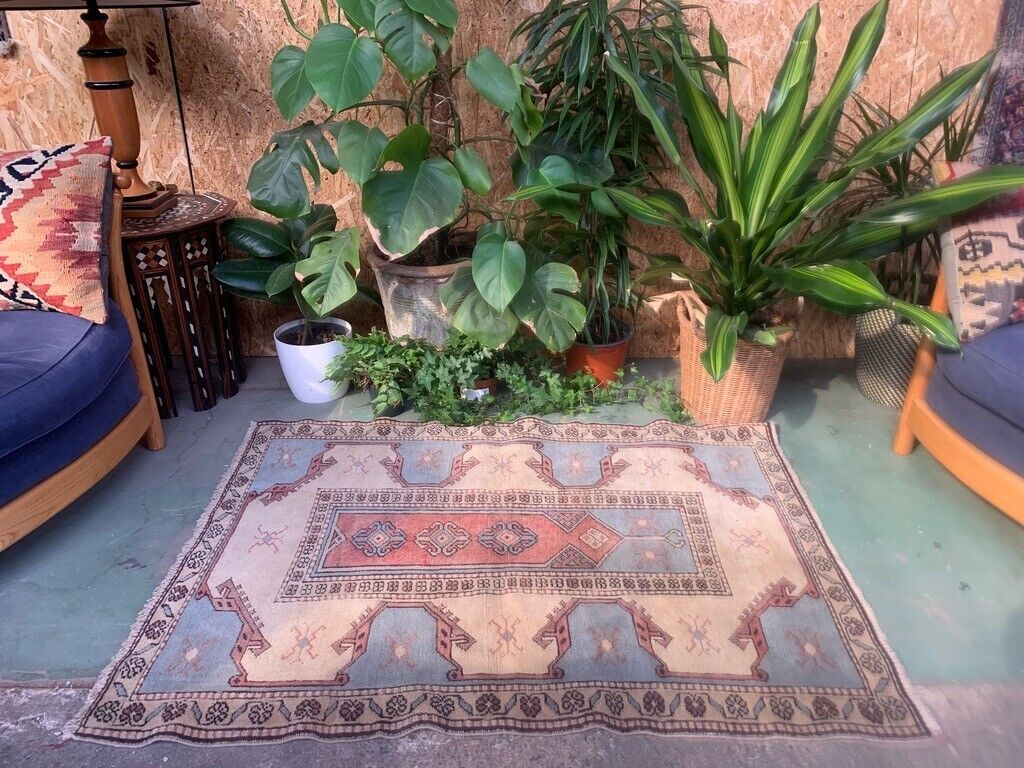 Old Turkish Small Milas Rug 132x94 cm old vintage carpet Ushak Pink Beige Blue
